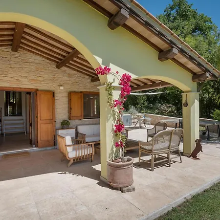 Stunning In Ferienhaus Giove